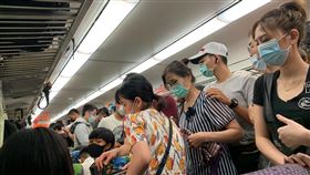 台鐵車廂內擠滿人。（圖／劉小姐提供）