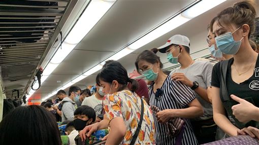 獨 台鐵擠爆 旅客怒 有座位也擠不進去 是在逃難嗎 生活 三立新聞網setn Com
