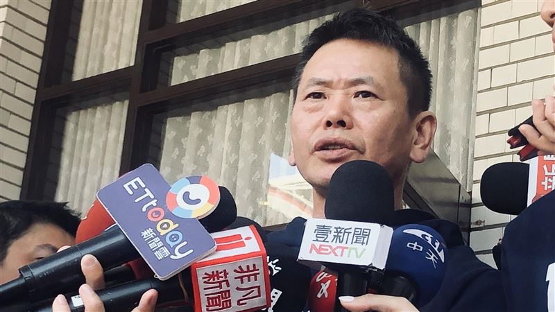 藍委硬佔據議場…瞎要求開電燈開冷氣