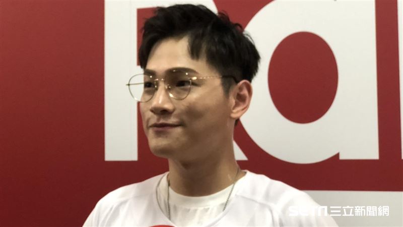 邱振哲職棒開球　陽光灑落身上險哽咽