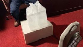 葉毓蘭還說，但這次，身為立法委員的我們，在議場內守護民主法治，不但沒有空調，也沒有電燈，遠不如六年前的太陽花們在此被奉若上賓。
（圖／翻攝自葉毓蘭臉書）
