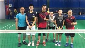 ▲世界球后戴資穎（右2）28日在端午連假最後一天，與父親、姊姊合體組成「戴家軍」，與球友展開一場「3對3」友誼賽。（圖／中央社）