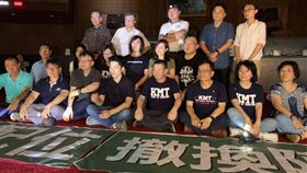 國民黨多位立委今（28）下午4時許強行破壞立法院議場大門的門鎖、敲破窗戶，闖入議場佔據主席台，並用椅子堵住出入口、拿噴漆寫「監委酬庸，拒絕背書」，杯葛臨時會將要行使的「監察委員人事同意權」。（圖／翻攝自林為洲臉書）