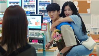 男神親密接觸嫩妹…秒被正宮當場抓包