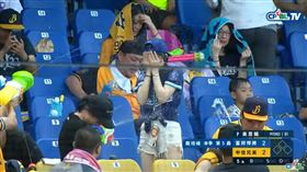 富邦悍將正妹被噴濕（圖／翻攝自YouTube）