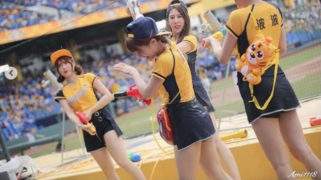 峮峮遭多人圍攻！場上嗨演「濕身秀」