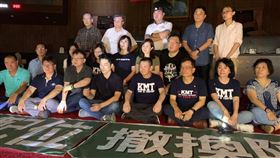 國民黨多位立委今（28）下午4時許強行破壞立法院議場大門的門鎖、敲破窗戶，闖入議場佔據主席台，並用椅子堵住出入口、拿噴漆寫「監委酬庸，拒絕背書」，杯葛臨時會將要行使的「監察委員人事同意權」。（圖／翻攝自林為洲臉書）