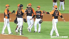 ▲統一獅賽後慶祝勝利。（圖／記者劉彥池攝影）
