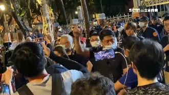 兒童醫院在對面…藍營粉絲立院外狂吼