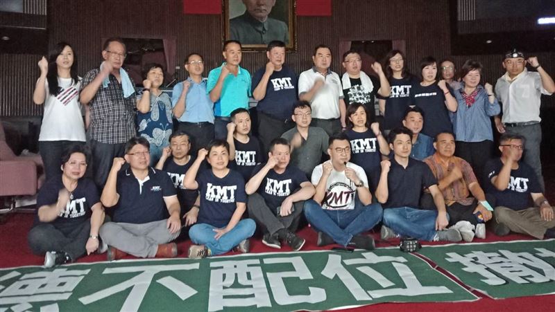 毀門鎖、扔椅⋯這些國民黨立委佔立院
