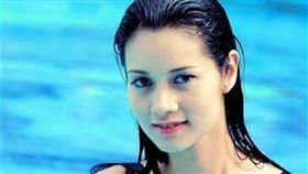 鄭艷麗年輕時擁混血外貌與火辣身材。（圖／翻攝自微博）