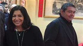 駐法代表處僑團走春  巧遇巴黎市長駐法國代表吳志中（右2）、副代表古文劍（左2）25日正月初一僑團走春時，在旅法華裔互助會巧遇前來賀新年的巴黎市長伊達戈，雙方握手寒暄。中央社記者曾婷瑄巴黎攝 109年1月26日