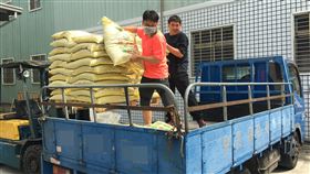 中市補助益菌肥代燒稻草台中市環保局跨局處及異業結盟輔導、補助，推廣農民將稻草剪斷加水，再加益菌肥腐化方式代替露天燃燒，以減少PM2.5排放量。（台中市政府提供）中央社記者趙麗妍傳真　109年6月28日