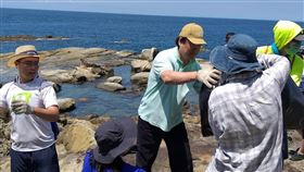 林右昌參加淨灘　與志工接力運出垃圾民間社團「動手愛台灣」發起八斗子海豹岩淨灘，百餘名志工清出近1800公斤垃圾，基隆市長林右昌（左2）28日與志工們接力將垃圾運出。中央社記者王朝鈺攝　109年6月28日