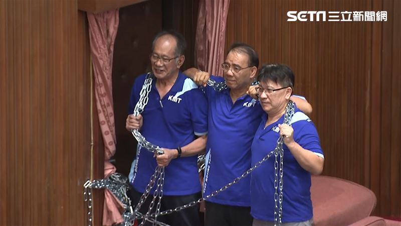 直擊／抗議走鐘？　藍委拿鐵鍊纏自己
