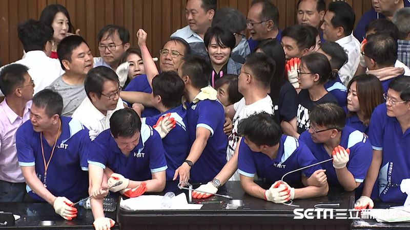 國民黨佔立院失敗！網紅嗆：一場鬧劇