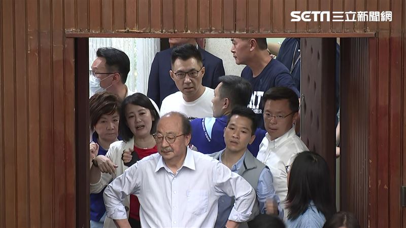 藍佔立院撐20hr…他傻眼吐：老了