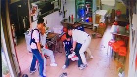 新／台中警查槍嫌拒捕　2警割傷送醫（圖／翻攝畫面）