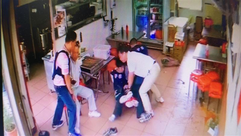 新／台中警查槍嫌拒捕　2警割傷送醫