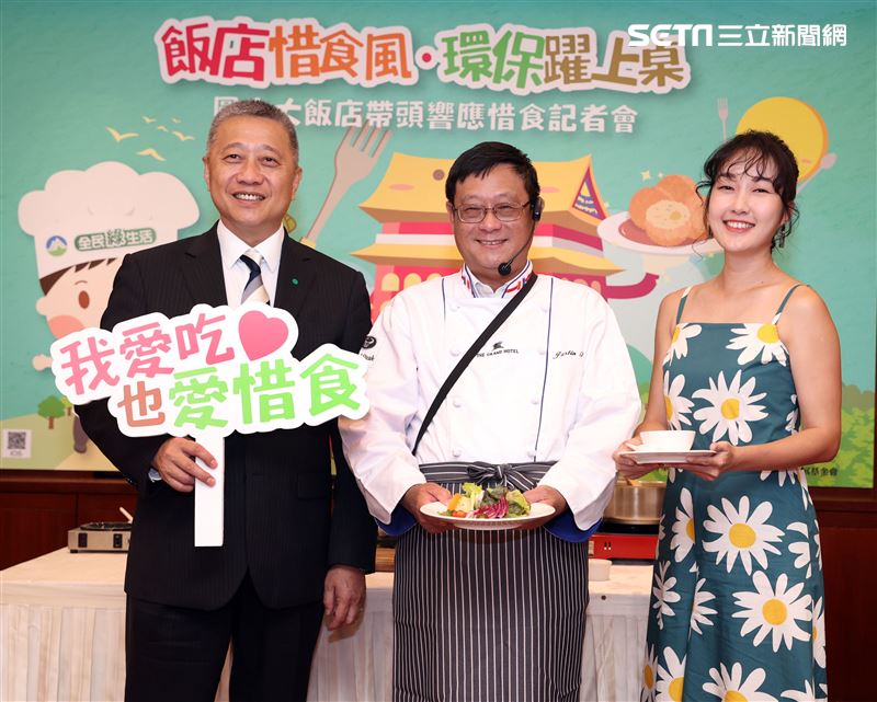 巴鈺與環保署長張子敬推廣惜食。（記者邱榮吉/攝影）