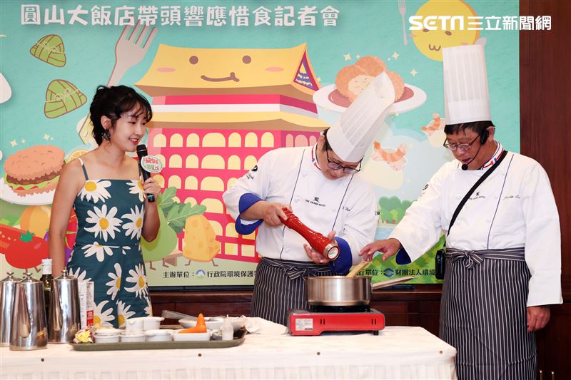 巴鈺與環保署長張子敬推廣惜食。（記者邱榮吉/攝影）