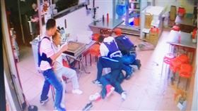 新／台中警查槍嫌拒捕　2警割傷送醫（圖／翻攝畫面）