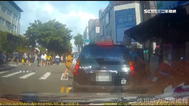 被叭還下車比獅吼功？轎車違停當路霸