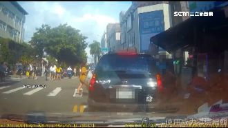 被叭還下車比獅吼功？轎車違停當路霸