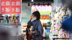 4月景氣燈號續亮黃藍燈（1）國發會27日公布4月景氣燈號續亮代表「趨弱」的黃藍燈，綜合判斷分數減少1分，降至19分；國發會表示，國內景氣仍受武漢肺炎疫情干擾，且景氣領先、同時指標持續下跌。圖為商家祭出折扣刺激買氣。中央社記者王騰毅攝　109年5月27日