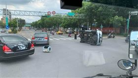 台北,北投,車禍,翻車,毛孩,承德路（圖／翻攝台北之北投幫）