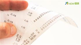 名家專用／NOW健康／平時除了避免孩童接觸電子發票、ATM提款明細等含有雙酚A的紙製品外，PC塑膠容器也應減少使用。(勿用)
