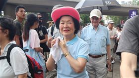 陳方安生宣布結束政治生涯香港泛民精神領袖之一的前政務司司長陳方安生（戴紅帽者）26日突然宣布結束政治生涯，今後過平靜生活；圖為陳方安生此前參加泛民舉辦的遊行。（資料照片）中央社記者張謙香港攝　109年6月26日