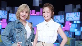 「鐵肺公主」李佳薇與妹妹李佳歡首度在螢光幕前合體接受訪問，兩人同上炎亞綸、唐綺陽、吳姍儒（Sandy）主持公視實境談話節目《36題愛上你》。圖／公視提供