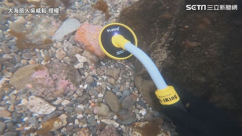 型男潛水撿垃圾　撿到有金屬反應大石