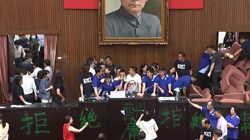 藍委佔議場紅國外…外媒一句話超貼切