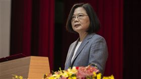 蔡英文總統出席「國防部後備指揮部支援口罩增產有功人員表揚典禮」。（圖／總統府提供）