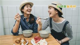 目前國內雖無新增案例，但至6/19為止，全球新冠肺炎人數已突破八百五十萬例，完全無趨緩跡象，一旦邊境開放，國內疫情將隨時再起，千萬別掉以輕心。因此，開始增加社交活動仍要遵守防疫原則，戴口罩、勤洗手、保持社交距離等，都是自我保護的方法之一。