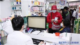 口罩實名制上路，民眾在康杏藥局排隊搶買口罩，系統出現當機。（圖／記者林聖凱攝影）