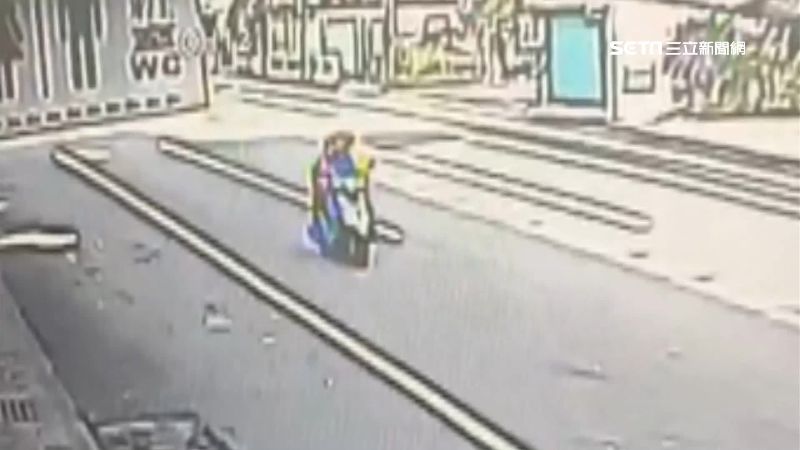 嬤載孫上學遇死劫　最新現場畫面曝光