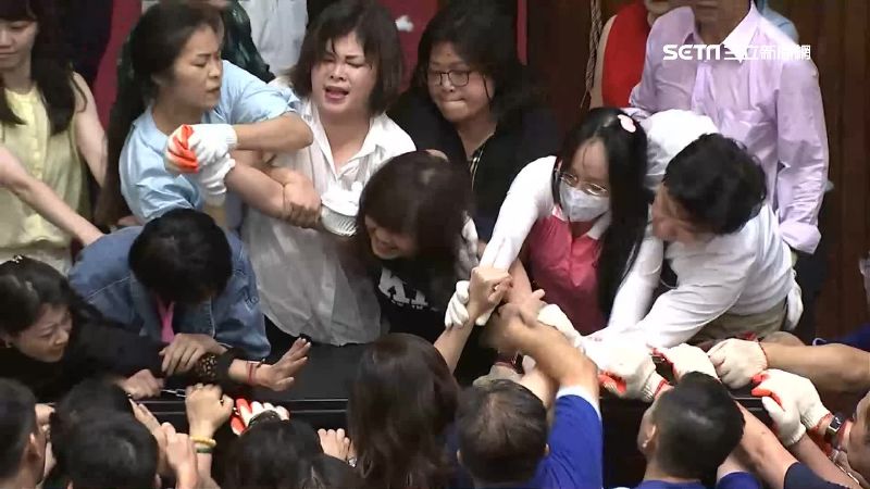 藍委喊佔議場三天三夜　20小時破功