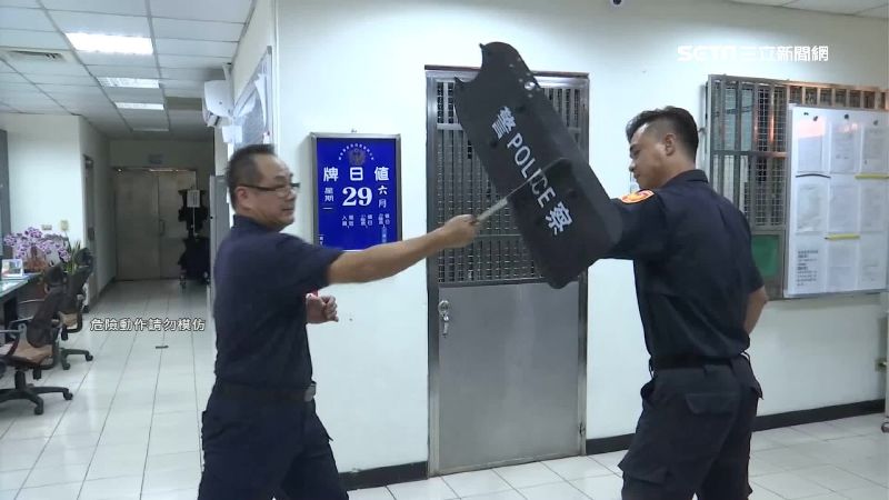 輕便強禦體積小　 警擒匪新盾牌助攻