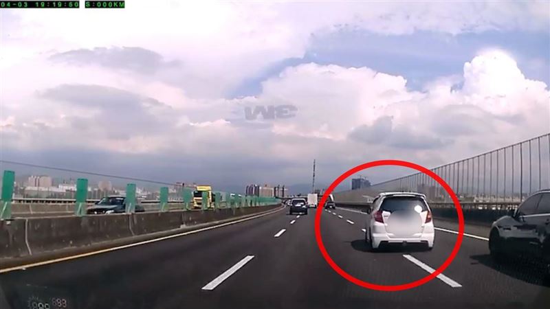 三寶連切3車道⋯遭賓士硬生生擠回去