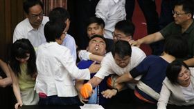 國民黨,立院,議場杯葛,監委,鍊條,藍營立院,民進黨,立委,衝突,圖/洪孟楷提供