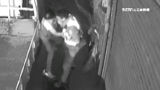 通緝犯盤查落跑　躲貨車底下遭警壓制