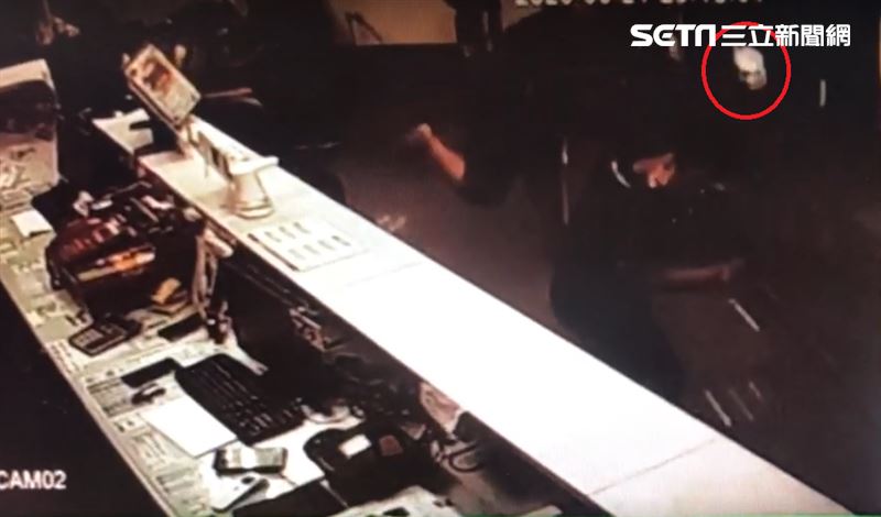 直擊／醉男鬧客運　女店員1招神反擊