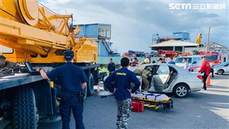婦開車載女兒上學　攔腰撞起重機受困