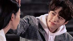 摸頭 愛奇藝提供