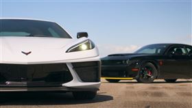 ▲Chevrolet Corvette C8對決Dodge Challenger SRT Demon（圖／翻攝自Throttle House Youtube）