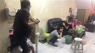 警強力攻堅畫面曝光　黑吃黑4嫌落網