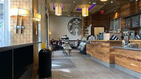 紐約加強防疫  咖啡店撤座椅防人群接觸紐約州加強防疫，要求商家減少人群密切接觸。圖為美東時間16日，布魯克林城區一家星巴克撤掉店內大部分座椅，顧客稀少。中央社記者尹俊傑紐約攝  109年3月17日